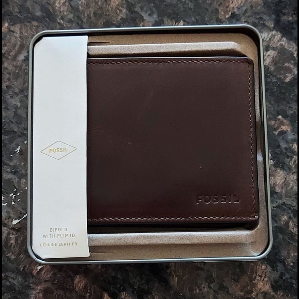 Brand new Fossil leather wallet for men, dark brown